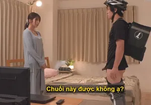 Đứa con gái ngây thơ muốn bố dượng tắm cùng