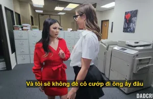 Cảnh thứ hai là một cô gái có giọng nói ngọt ngào và khuôn mặt xinh đẹp, chiếc ghế sofa lụa đen gợi cảm, đang chạm vào âm hộ của cô ấy, đang thổi kèn, vặn vẹo cơ thể cô ấy, dụ dỗ cô ấy cưỡi và quan hệ mạnh bạo...