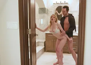 Sex hậu môn bằng dương vật giả và trói buộc cho em da trắng to lớn, phục tùng và háo sắc